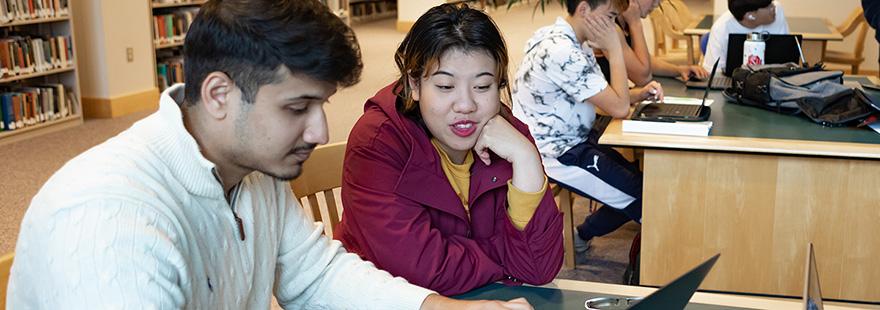 两名西雅图州立大学的学生在艾姆斯图书馆做研究